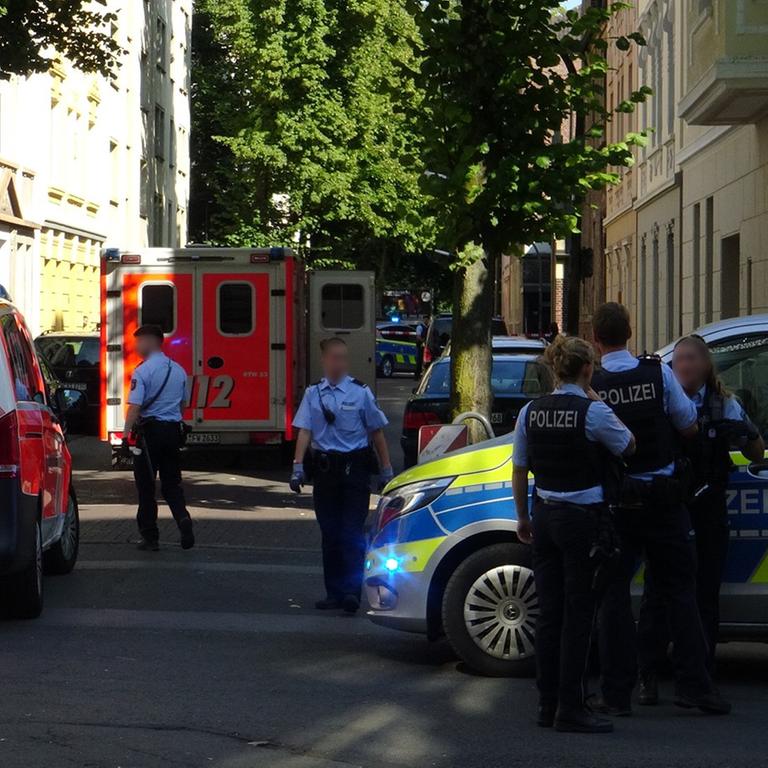 Polizeibeamte sichern einen Einsatzort in der  Holsteiner Straße in Dortmund. 