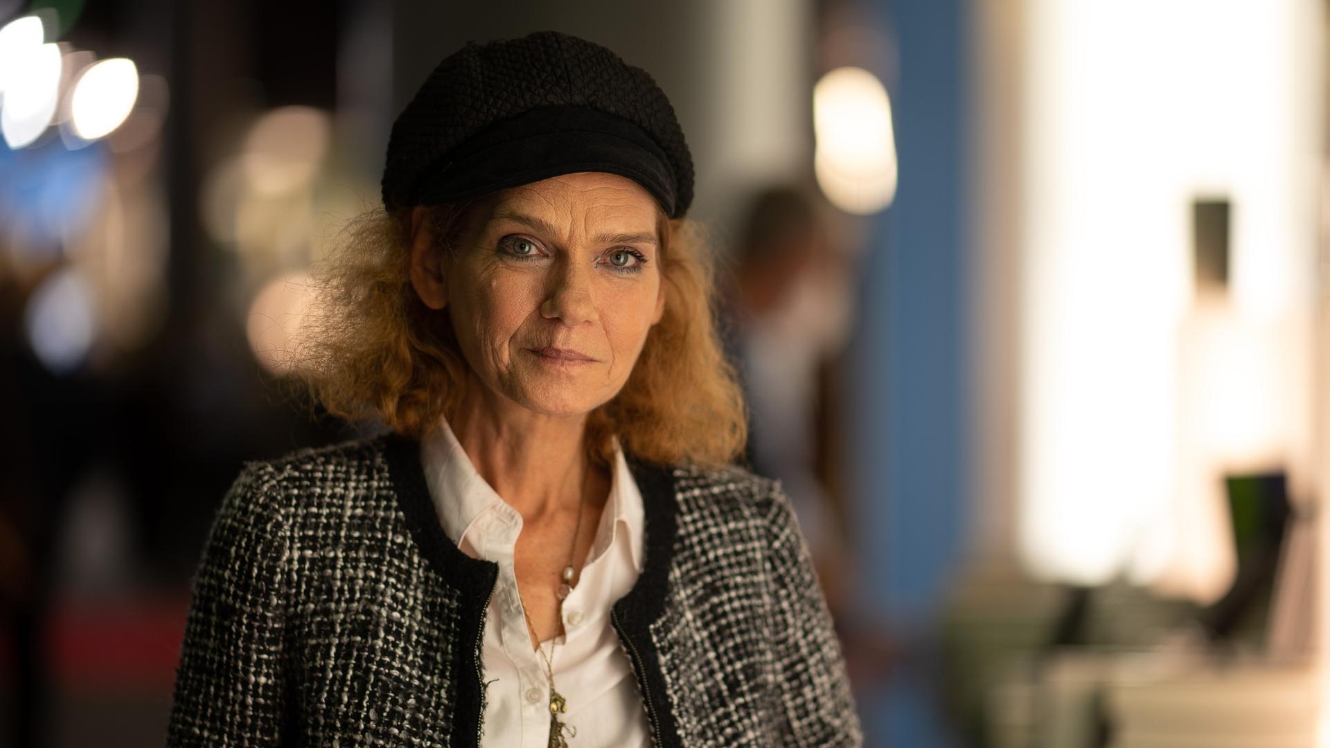 Schriftstellerin Asli Erdogan lächelt in die Kamera Schriftstellerin Asli Erdogan lächelt in die Kamera