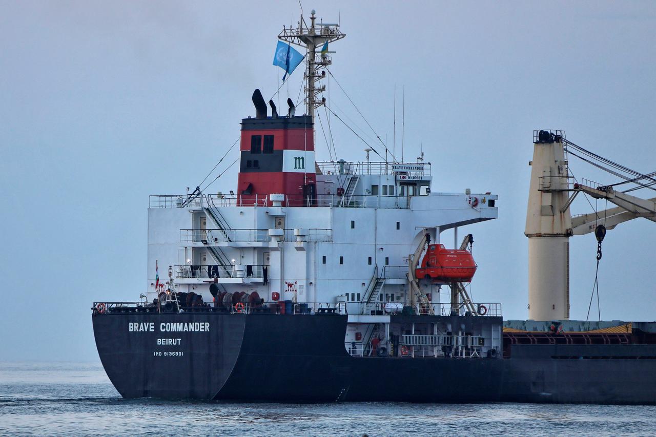 Der Massengutfrachter Brave Commander verlässt den Hafen Pivdennyi in der Nähe von Odessa. Der Massengutfrachter Brave Commander verlässt den Hafen Pivdennyi in der Nähe von Odessa.
