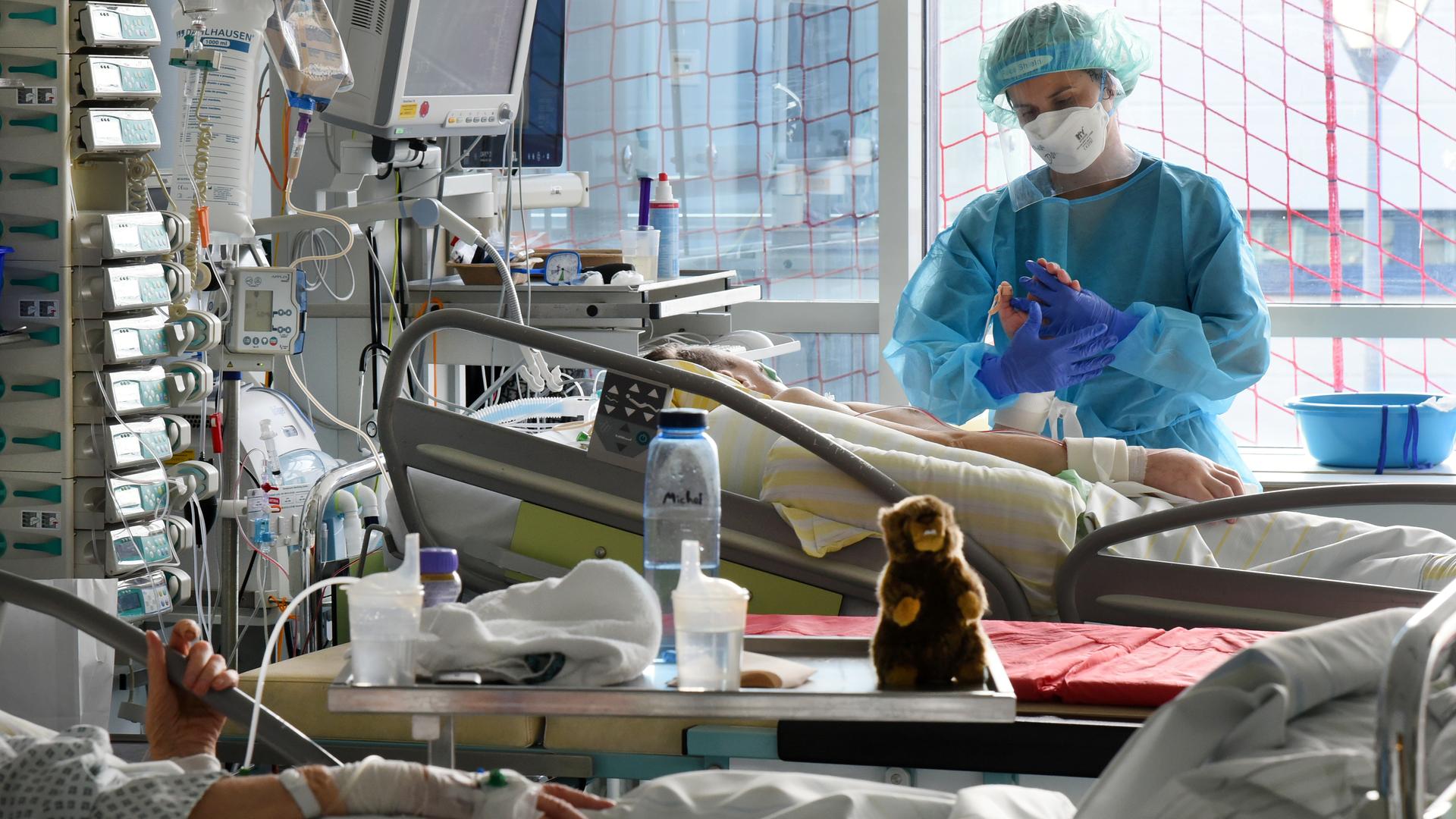 Auf der Covid-Station, einem Bereich der Operativen Intensivstation vom Universitätsklinikum Leipzig, steht eine Physiotherapeutin am Bett einer Patientin. Auf der Covid-Station, einem Bereich der Operativen Intensivstation vom Universitätsklinikum Leipzig, steht eine Physiotherapeutin am Bett einer Patientin.