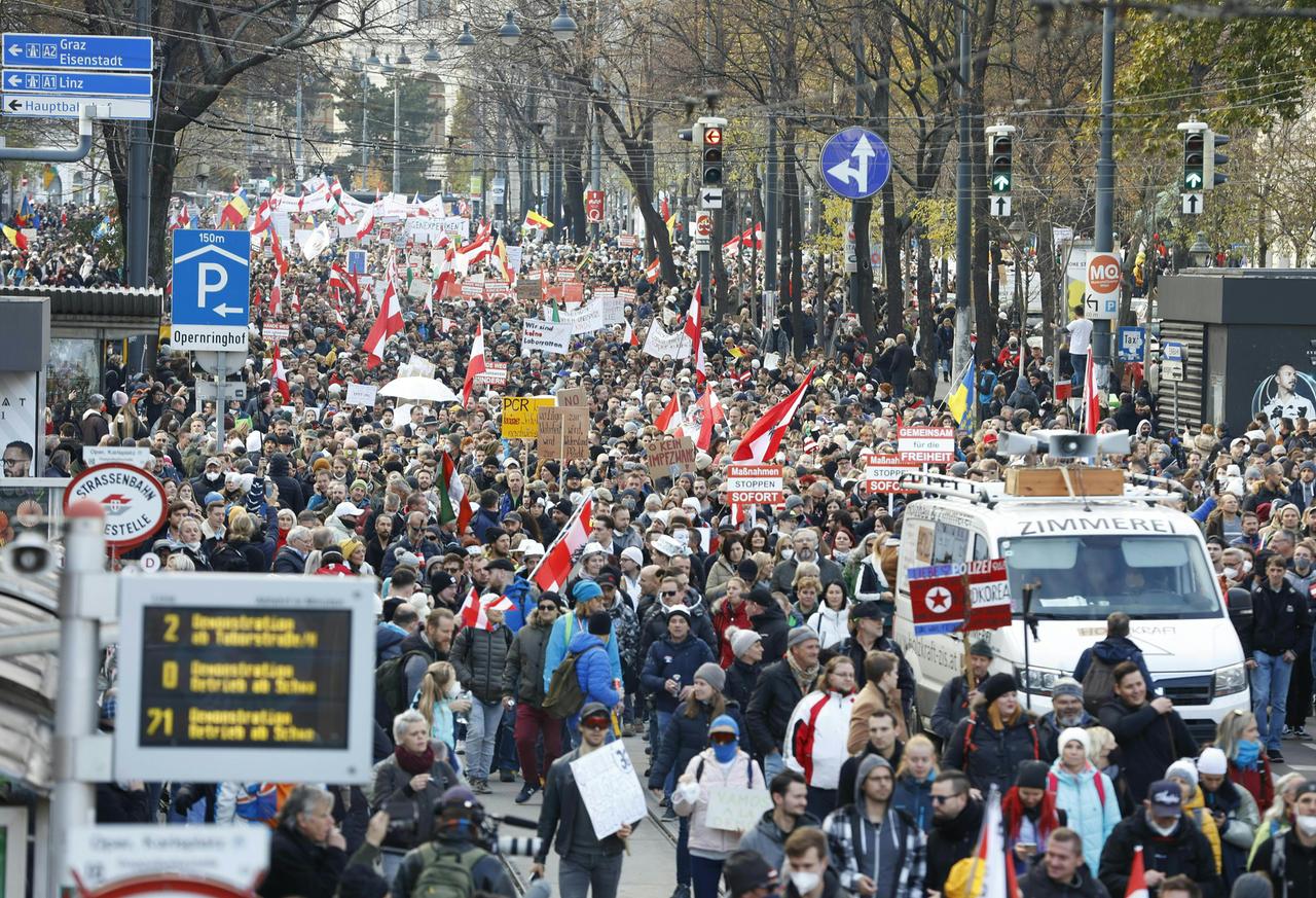 Tausende Menschen nehmen in Wien an einer Demonstration gegen die Coronavirus-Beschränkungen des Landes teil. Tausende Menschen nehmen in Wien an einer Demonstration gegen die Coronavirus-Beschränkungen des Landes teil.