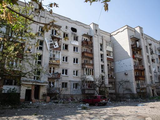 DIESES FOTO WIRD VON DER RUSSISCHEN STAATSAGENTUR TASS ZUR VERFÜGUNG GESTELLT: Ein Blick auf ein durch Beschuss beschädigtes Wohnhaus in der umkämpften Stadt Sjewjerodonezk in der Region Luhansk, Ukraine.