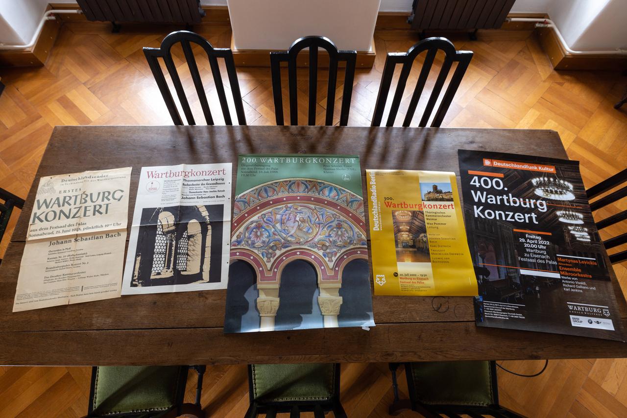 Wartburg Plakate der Wartburgkonzerte liegen auf einem Tisch auf der Wartburg. Deutschlandfunk Kultur überträgt am 29. April. Wartburg Plakate der Wartburgkonzerte liegen auf einem Tisch auf der Wartburg. Deutschlandfunk Kultur überträgt am 29. April.