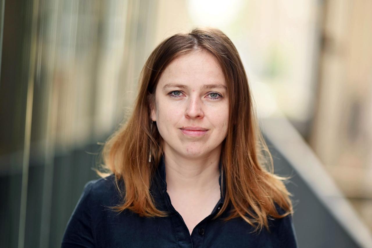 Tatiana Kochubinska, ukrainische Stipendiatin beim Zentrum für Kunst und Medien (ZKM), aufgenommen vor dem ZKM. Das ZKM bietet ukrainischen Künstlerinnen ein Stipendium, Arbeitsmöglichkeit und Unterkunft. Auch viele andere Kultureinrichtungen helfen bundesweit auf ähnliche Weise. Künstler aus dem Kriegsgebiet sollen weiter arbeiten können. Es geht auch um die Erhaltung der ukrainischen Kultur. (zu dpa "Zerplatzte Träume - Stipendien schaffen Raum für ukrainische Kunst") Tatiana Kochubinska, ukrainische Stipendiatin beim Zentrum für Kunst und Medien (ZKM), aufgenommen vor dem ZKM. Das ZKM bietet ukrainischen Künstlerinnen ein Stipendium, Arbeitsmöglichkeit und Unterkunft. Auch viele andere Kultureinrichtungen helfen bundesweit auf ähnliche Weise. Künstler aus dem Kriegsgebiet sollen weiter arbeiten können. Es geht auch um die Erhaltung der ukrainischen Kultur. (zu dpa "Zerplatzte Träume - Stipendien schaffen Raum für ukrainische Kunst")