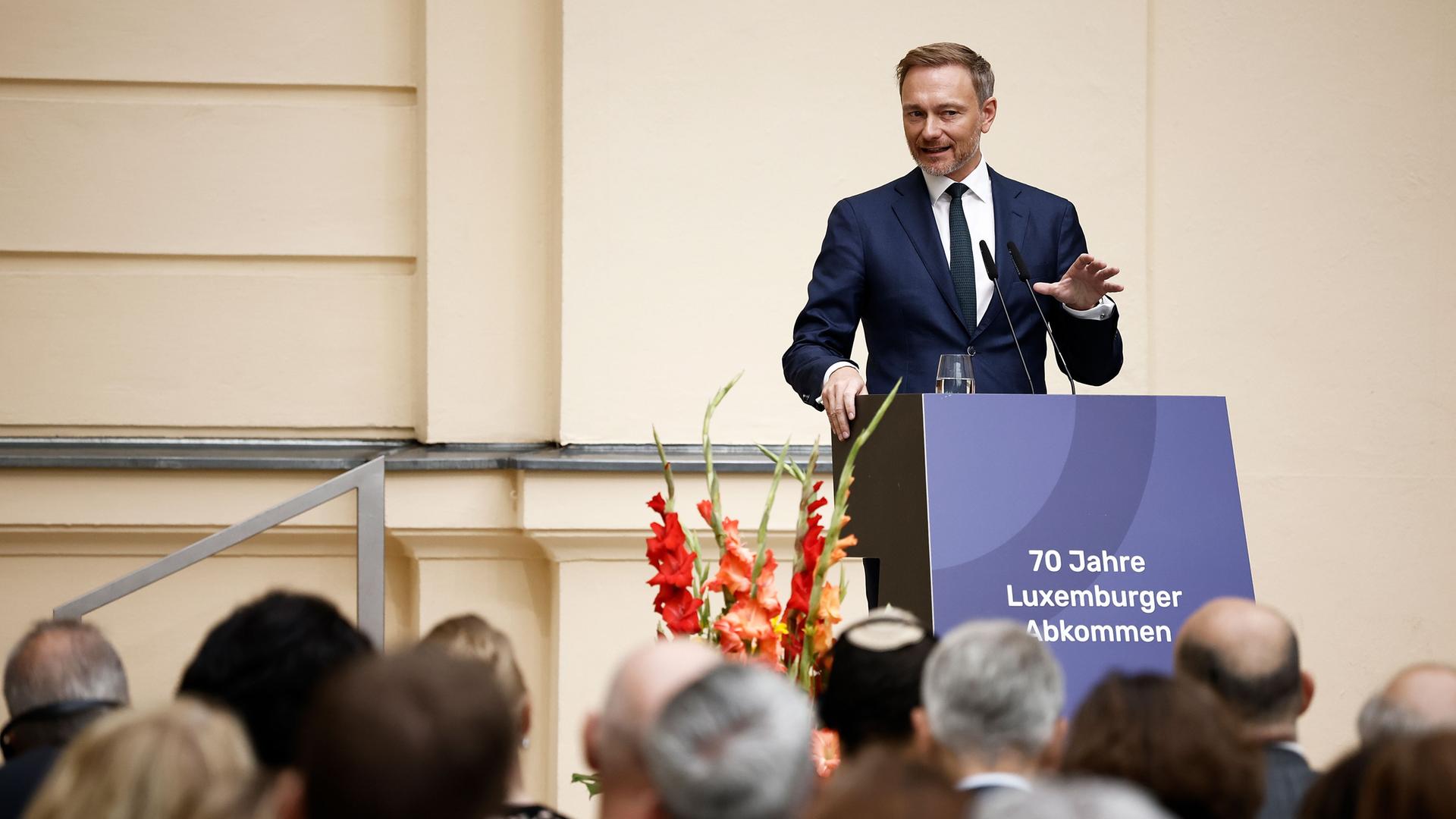 Christian Lindner (FDP), Bundenminister für Finanzen, spricht bei der Gedenkveranstaltung "70 Jahre Luxemburger Abkommen" im Jüdischen Museum in Anwesenheit von Vertretern des Staates Israel und der Conference on Jewish Material Claims Against Germany (Claims Conference). In dem Abkommen wurde 1952 eine Wiedergutmachung zwischen Deutschland auf der einen und dem Staat Israel und deer Jewish Claims Conference auf der anderen Seite geregelt. Christian Lindner (FDP), Bundenminister für Finanzen, spricht bei der Gedenkveranstaltung "70 Jahre Luxemburger Abkommen" im Jüdischen Museum in Anwesenheit von Vertretern des Staates Israel und der Conference on Jewish Material Claims Against Germany (Claims Conference). In dem Abkommen wurde 1952 eine Wiedergutmachung zwischen Deutschland auf der einen und dem Staat Israel und deer Jewish Claims Conference auf der anderen Seite geregelt.