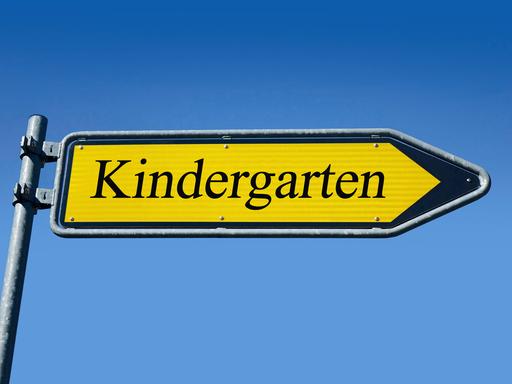 Wegweiser mit der Aufschrift "Kindergarten"