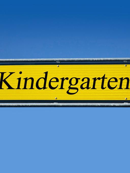 Wegweiser mit der Aufschrift "Kindergarten"