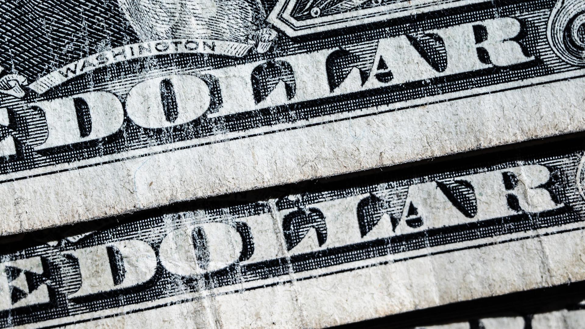 US-Dollar Scheine liegen auf einem Tisch in einem Büro. US-Dollar Scheine liegen auf einem Tisch in einem Büro.