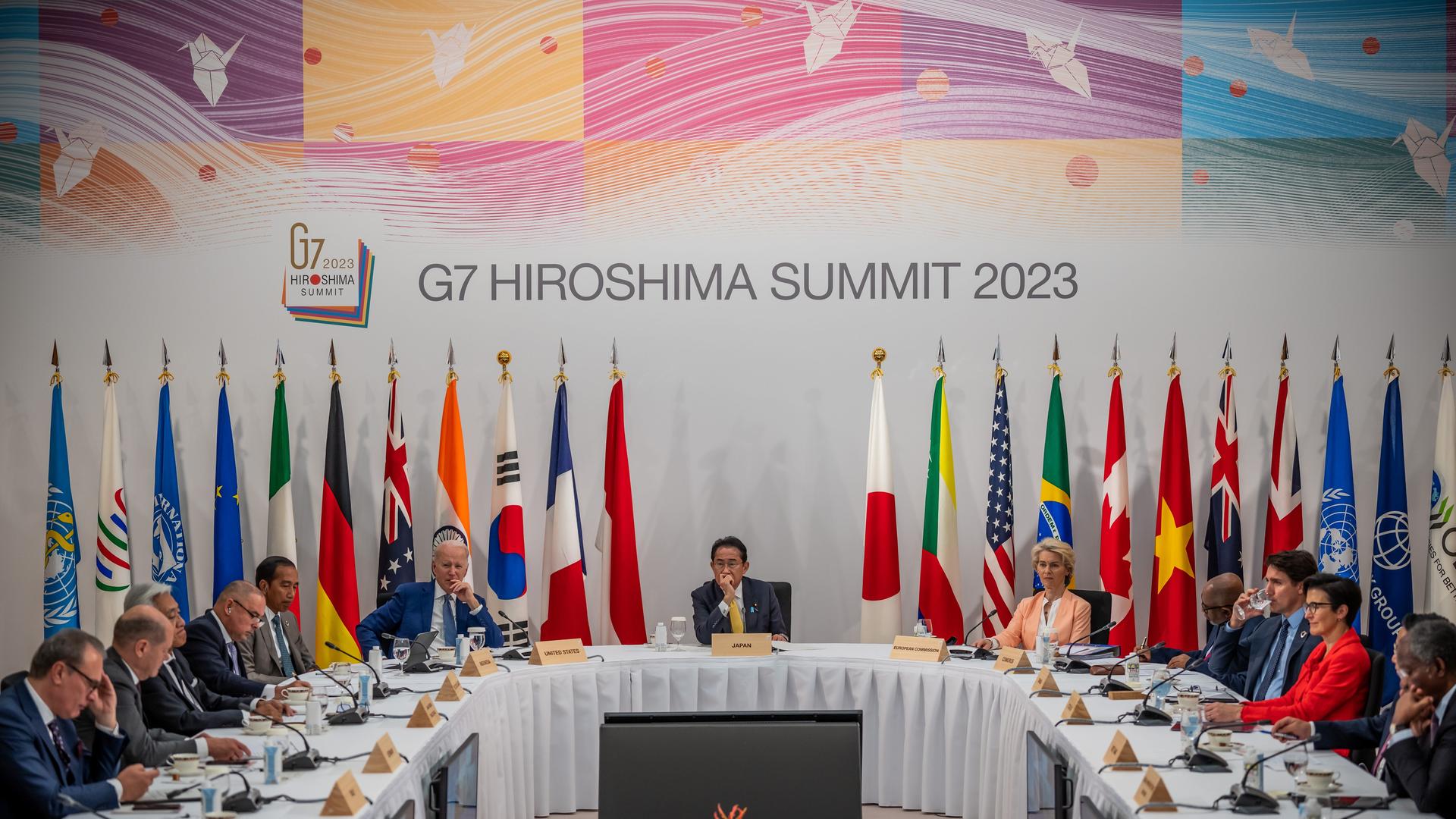Zu sehen sind die Teilnehmer des G7-Gipfels in Hiroshima. In der Mitte Japans Ministerpräsidentn Kishida. Zu sehen sind die Teilnehmer des G7-Gipfels in Hiroshima. In der Mitte Japans Ministerpräsidentn Kishida.