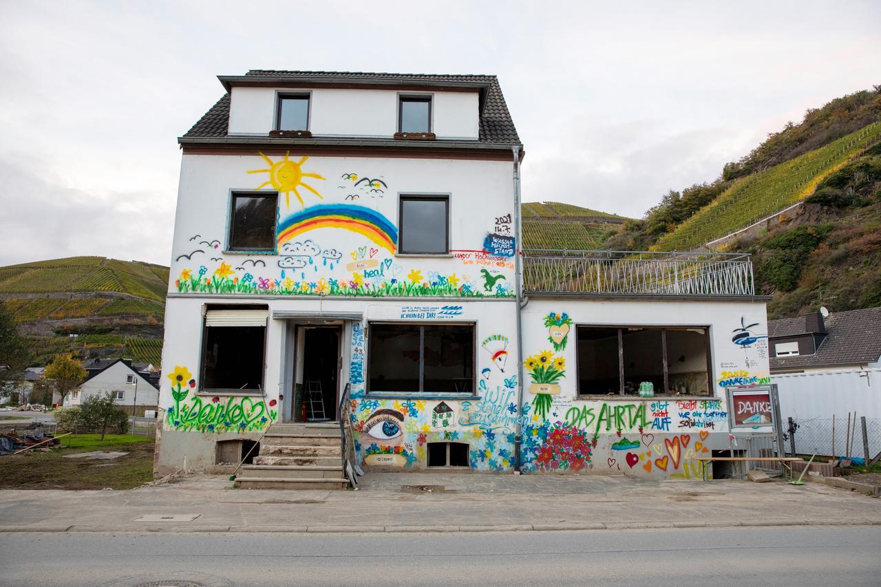 Helferhaus in Marienthal an der Ahr. Ein Regenbogen, "Dank" und viel andere Graffitis stehen an der Hauswand. Helferhaus in Marienthal an der Ahr. Ein Regenbogen, "Dank" und viel andere Graffitis stehen an der Hauswand.