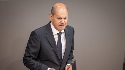 Berlin: Bundeskanzler Olaf Scholz (SPD) gibt im Bundestag eine Regierungserklärung zum bevorstehenden EU-Gipfel ab.