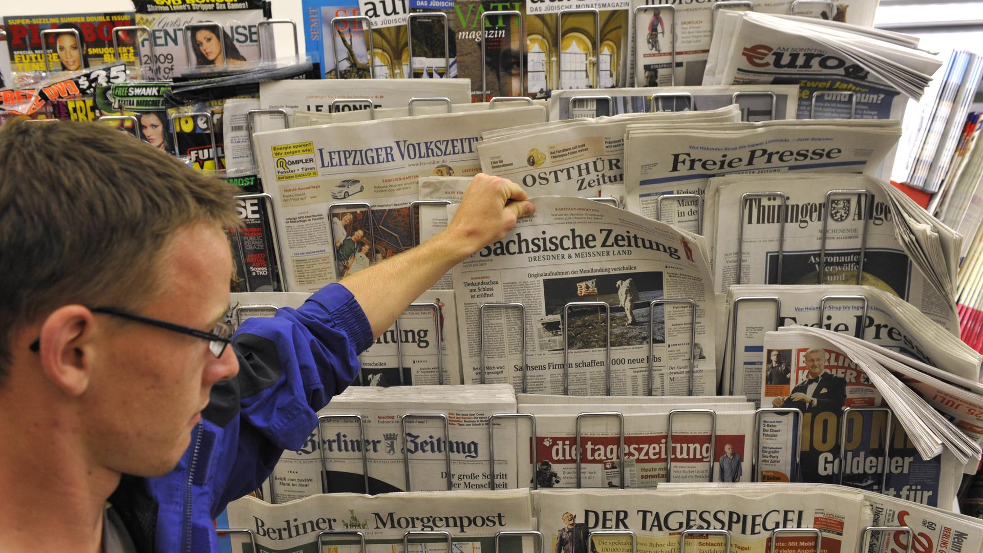 Zeitungen und Zeitschriften an einem Kiosk in Dresden.