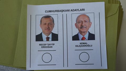 Wahlzettel zur Stichwahl in der Türkei mit den Bildern von Erdogan und Kilicdaroglu