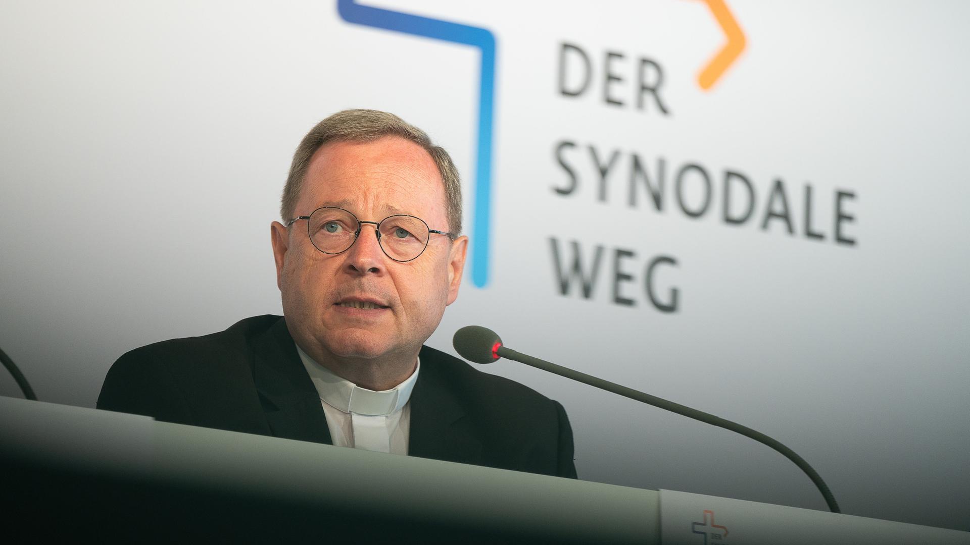 Bischof Georg Bätzing, Präsident des Synodalen Weges, spricht während der Eröffnungspressekonferenz der vierten Synodalversammlung der katholischen Kirche in Deutschland im Congress Center Messe Frankfurt. Bischof Georg Bätzing, Präsident des Synodalen Weges, spricht während der Eröffnungspressekonferenz der vierten Synodalversammlung der katholischen Kirche in Deutschland im Congress Center Messe Frankfurt.