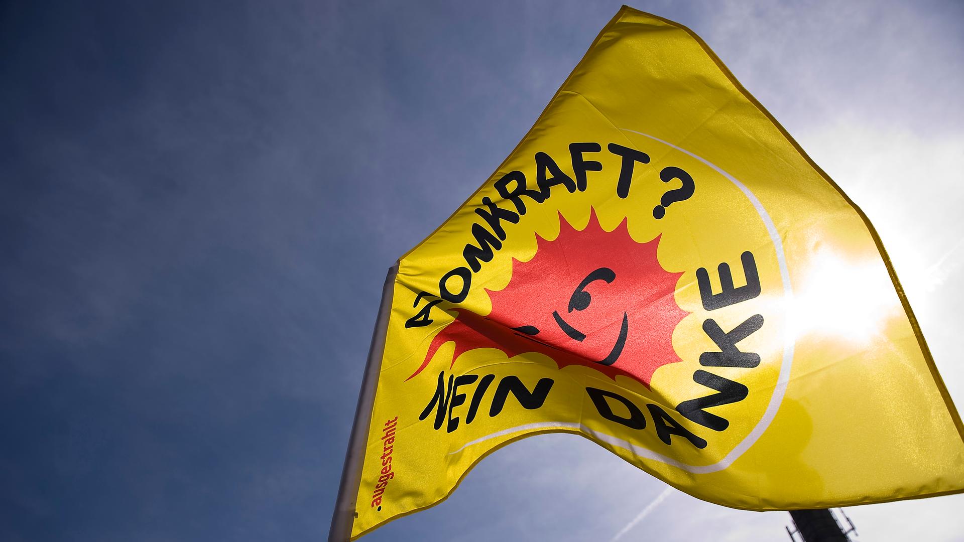Eine Fahne "Atomkraft ? Nein Danke" weht im Wind Eine Fahne "Atomkraft ? Nein Danke" weht im Wind