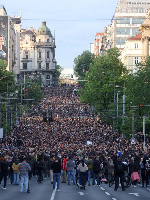 Menschen gehen in Serbiens Hauptstadt Belgrad auf die Strasse und protestieren gegen die Gewalt im Land.