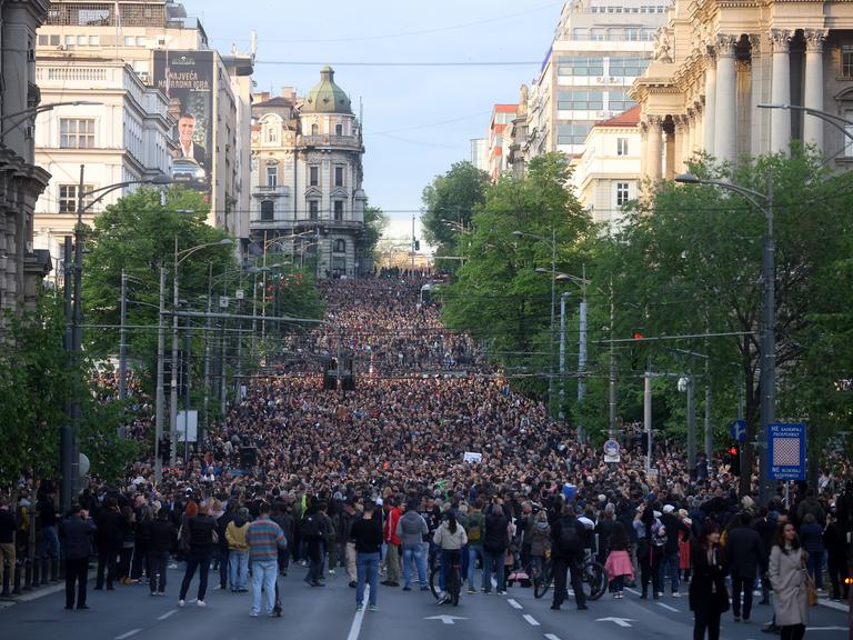 Menschen gehen in Serbiens Hauptstadt Belgrad auf die Strasse und protestieren gegen die Gewalt im Land.