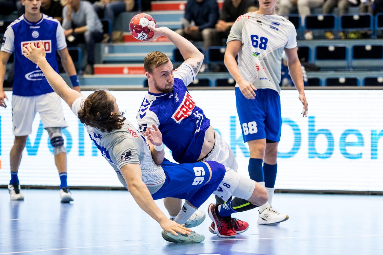 Lukas Blohme vom VfL Gummersbach (im blauen Trikot) im Spiel gegen den Dessau-Rosslauer HV 06 Lukas Blohme vom VfL Gummersbach (im blauen Trikot) im Spiel gegen den Dessau-Rosslauer HV 06