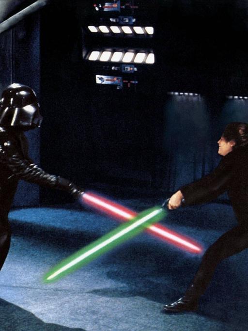 Filmszene von 1983: Darth Vader & Luke Skywalker, Vater und Sohn, kämpfen mit ihren Lichtschwertern gegeneinander. Aus: "Star Wars - Die Rückkehr der Jedi-Ritter".