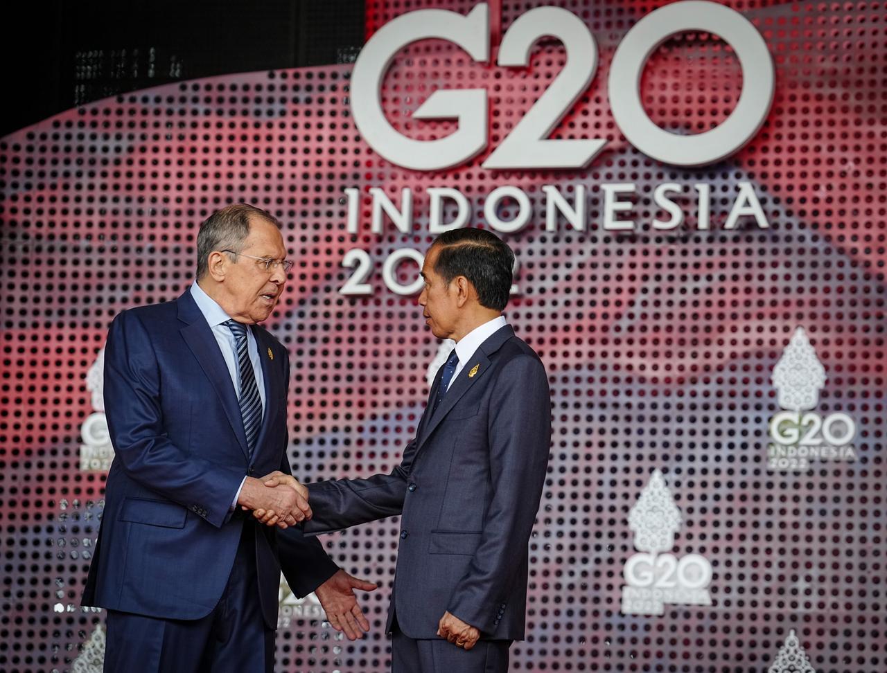 Sergej Lawrow, Außenminister von Russland, wird von Joko Widodo, Präsident von Indonesien, beim G20-Gipfel empfangen. Die Gruppe der G20, der stärksten Industrienationen und aufstrebenden Volkswirtschaften, kommt für zwei Tage auf der indonesischen Insel Bali zusammen. Sergej Lawrow, Außenminister von Russland, wird von Joko Widodo, Präsident von Indonesien, beim G20-Gipfel empfangen. Die Gruppe der G20, der stärksten Industrienationen und aufstrebenden Volkswirtschaften, kommt für zwei Tage auf der indonesischen Insel Bali zusammen.