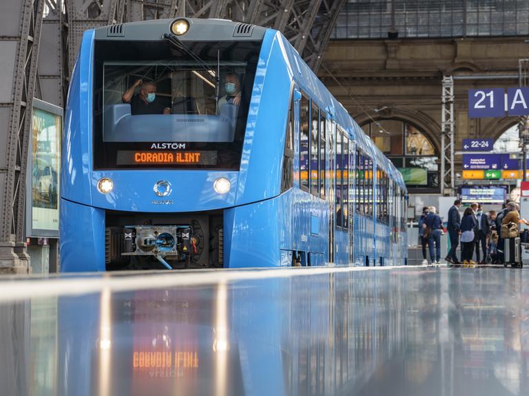 Ein Vorserienzug des neuen Wasserstoffzugs des Typs Coradia iLint steht am Morgen im Frankfurter Hauptbahnhof.