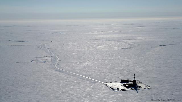 Eine Eislandschaft, in der eine Analge von Conocophilips zu sehen ist, von der aus die Ölvorkommen untersucht wurden.