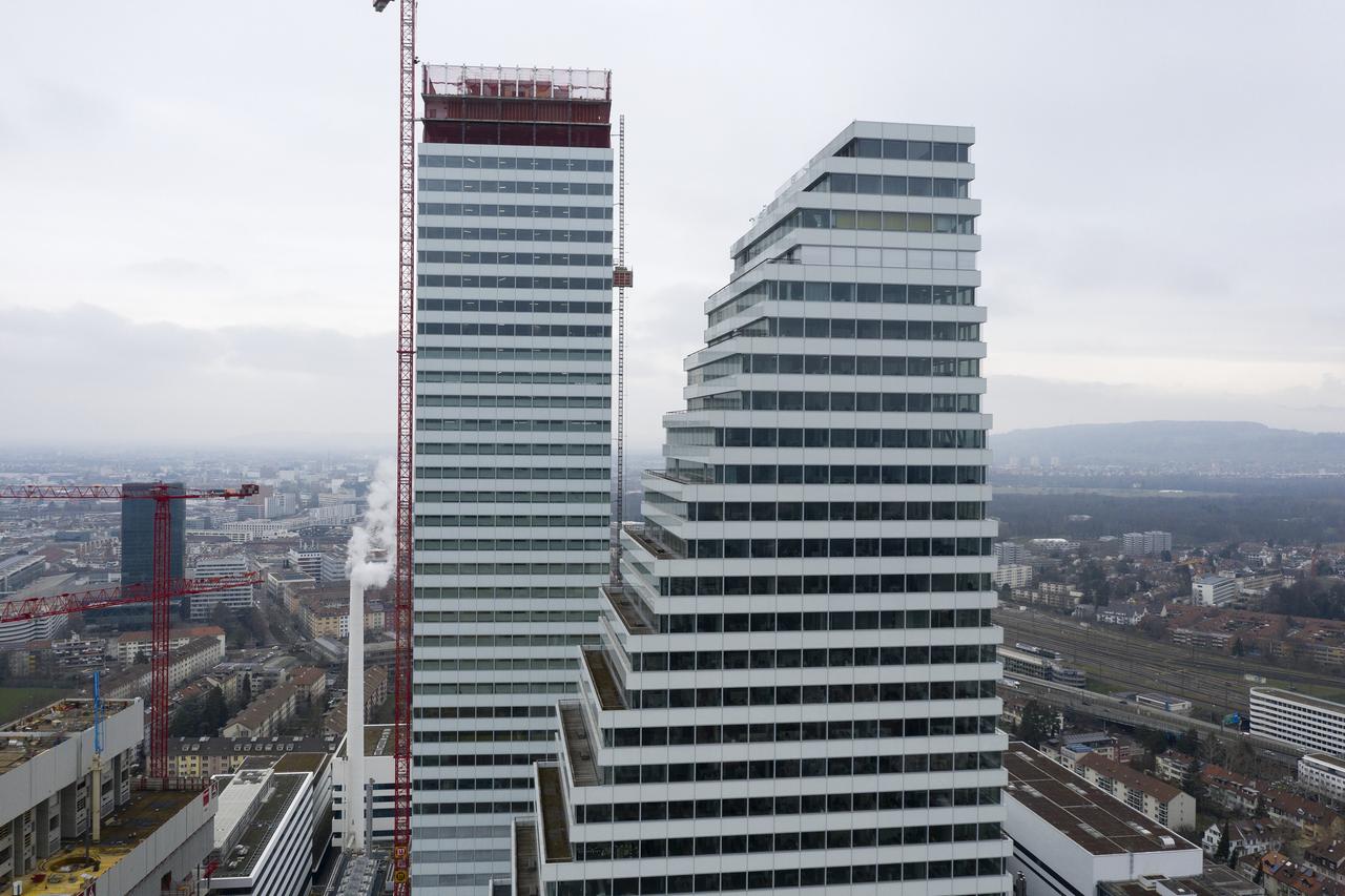 Blick auf die Bürohochhäuser der Architekten Herzog & de Meuron des Schweizer Pharmakonzerns Hoffmann-La Roche. Blick auf die Bürohochhäuser der Architekten Herzog & de Meuron des Schweizer Pharmakonzerns Hoffmann-La Roche.