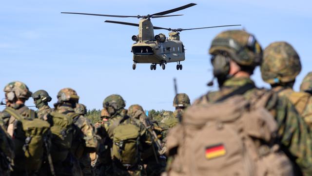Soldaten des Falschirmjägerregiments 26 warten auf die Landung eines Chinook C-47 Hubschraubers der US-Army, der die Soldaten für eine Übung aufnehmen soll.
