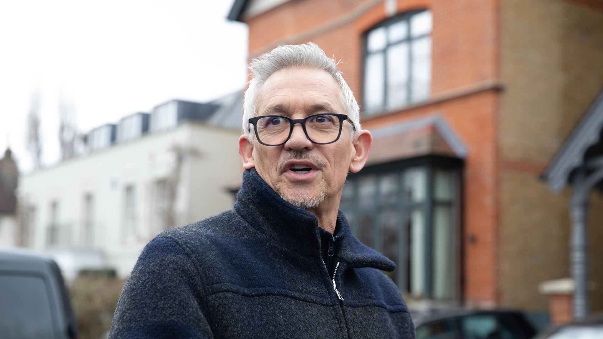 Gary Lineker vor seinem Haus in London. Gary Lineker vor seinem Haus in London.