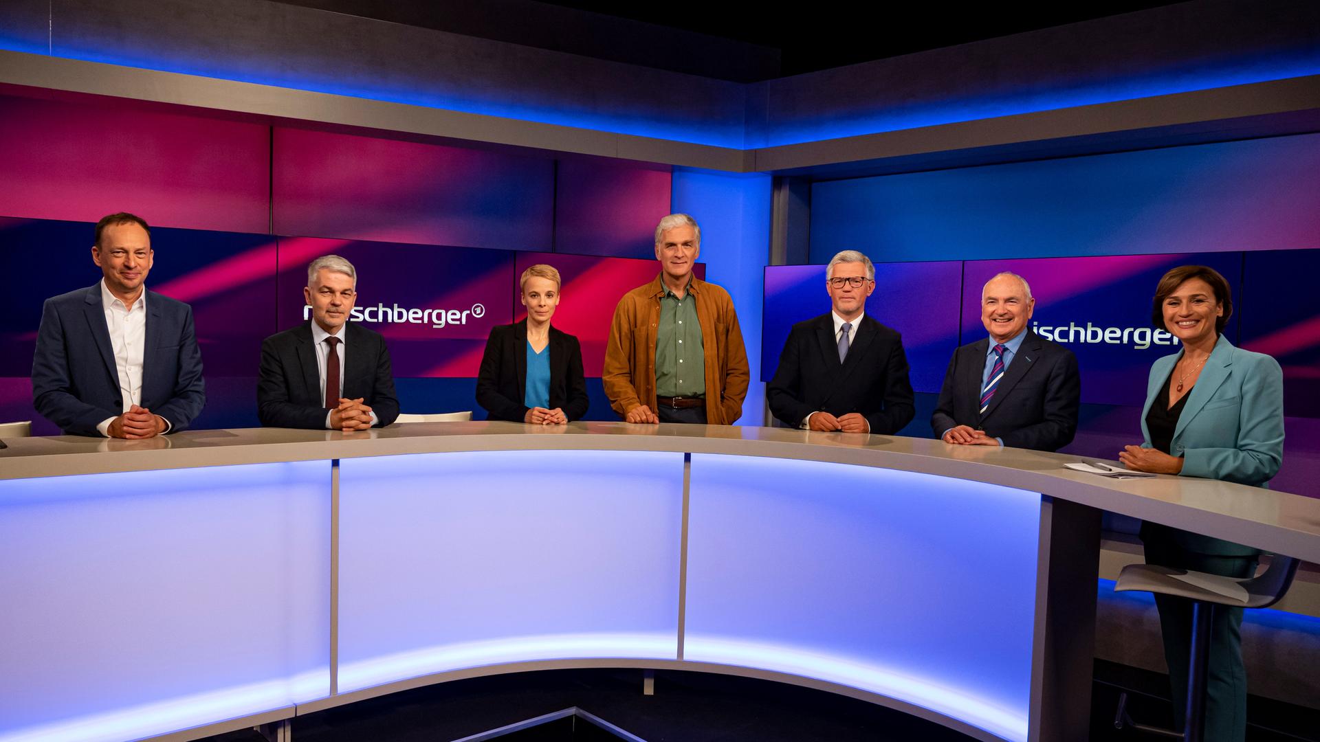 Die Gäste und die Moderatorin der "Maischberger"-Sendung stehen aufgereiht im Studio und blicken in die Kamera.