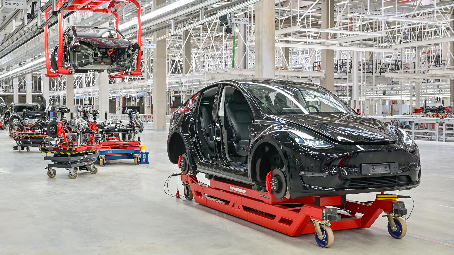 Ein Tesla Model Y ist zum Tag der offenen Tür in einer Produktionshalle der Tesla Gigafactory im brandenburgischen Grünheide zu sehen. Ein Tesla Model Y ist zum Tag der offenen Tür in einer Produktionshalle der Tesla Gigafactory im brandenburgischen Grünheide zu sehen.