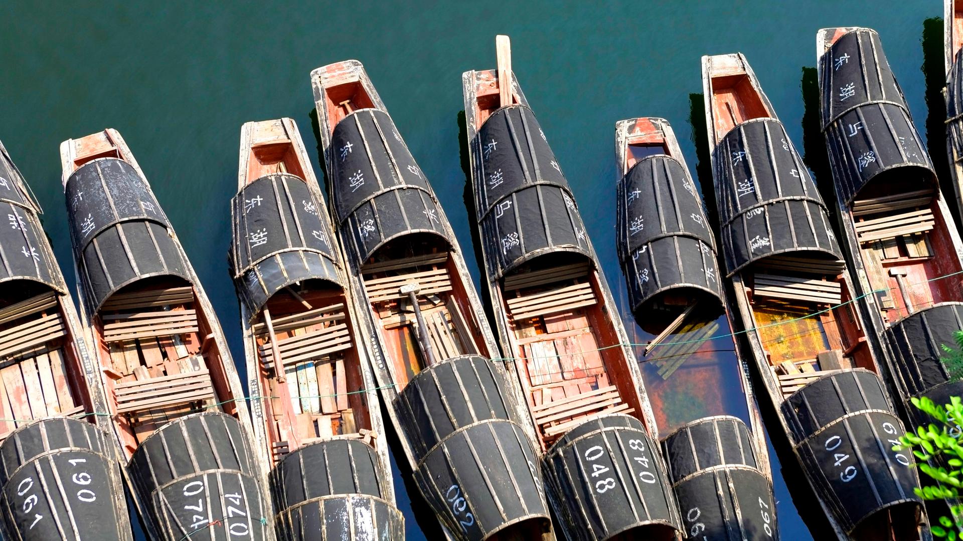Vogelperspektive auf traditionelle chinesische Boote im Wasser Vogelperspektive auf traditionelle chinesische Boote im Wasser