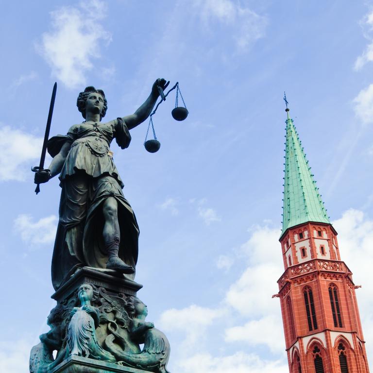Die Justitia-Statue in der Altstadt von Frankfurt am Main