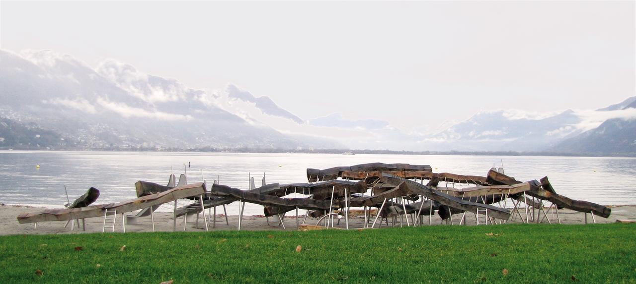 Spielplatz aus Holzelementen am Ufer des Lago Maggiore.