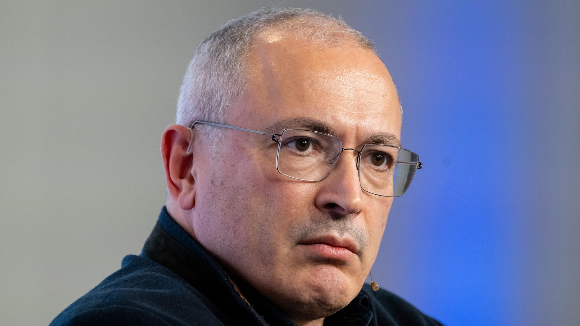 Der russische Regimekritiker Michail Chodorkowski sitzt bei einer Buchvorstellung in einem Sessel.