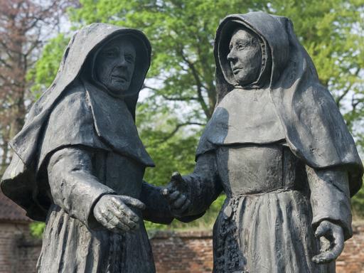 Statue von zwei Beginen.