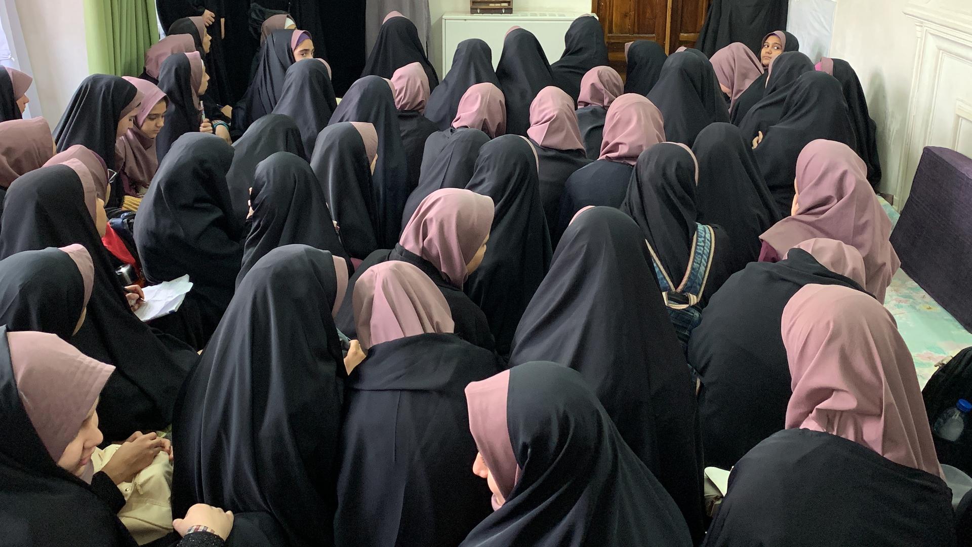 Das Foto zeigt verschleierte Schülerinnen in Ghom/Iran. Das Foto zeigt verschleierte Schülerinnen in Ghom/Iran.