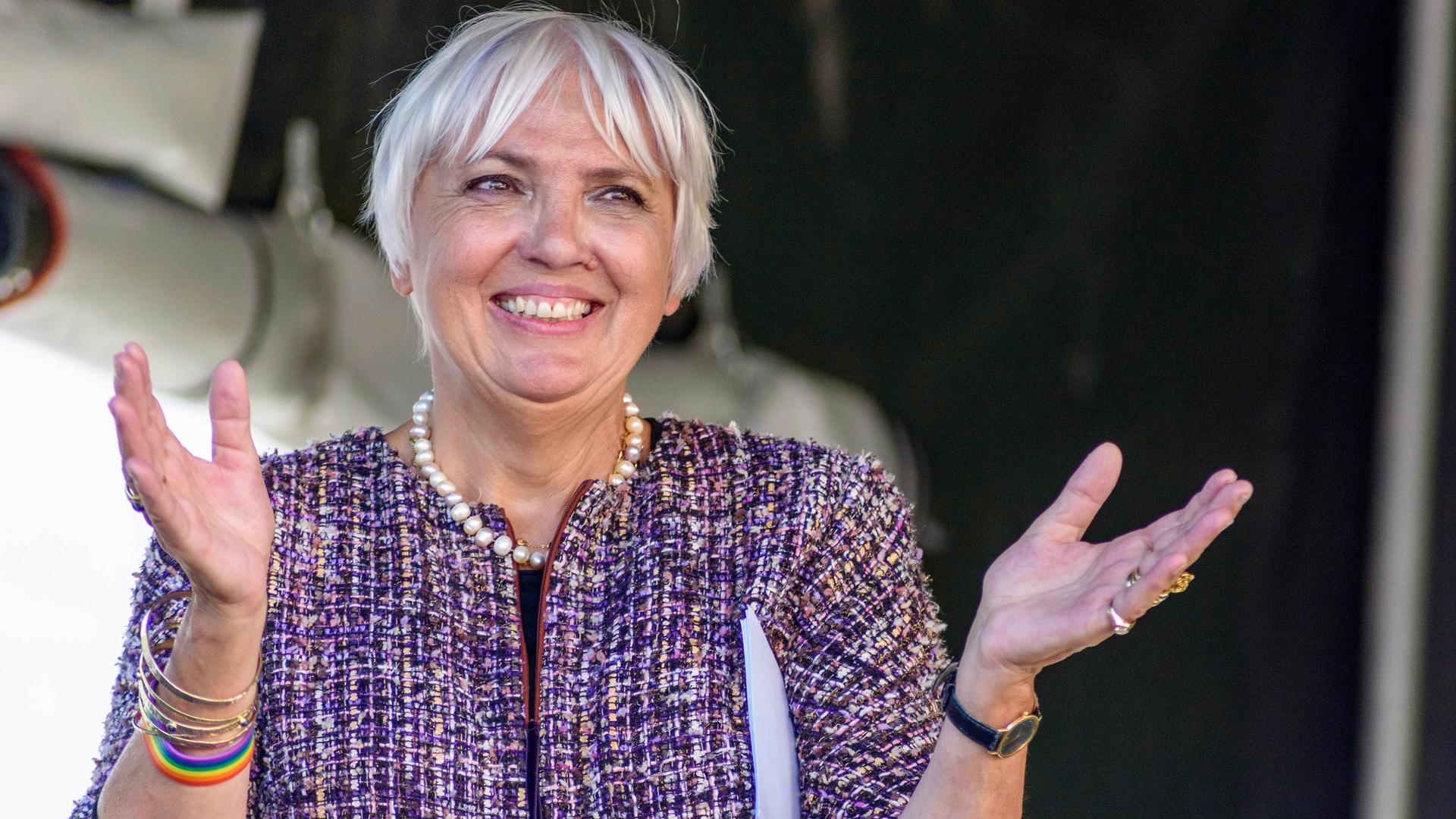 Claudia Roth lächelnd mit ausgebreiteten Armen. Claudia Roth lächelnd mit ausgebreiteten Armen.