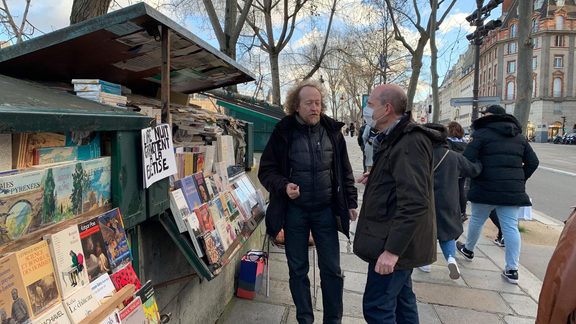Die Bouquinisten mit ihren Bücherkisten im Freien gibt es in Paris schon seit über 500 Jahren und zählen seit 2019 zum immatierellen UNESCO-Weltkulturerbe. In der Pandemie sind sie jetzt in ihrer Existenz bedroht. Die Bouquinisten mit ihren Bücherkisten im Freien gibt es in Paris schon seit über 500 Jahren und zählen seit 2019 zum immatierellen UNESCO-Weltkulturerbe. In der Pandemie sind sie jetzt in ihrer Existenz bedroht.