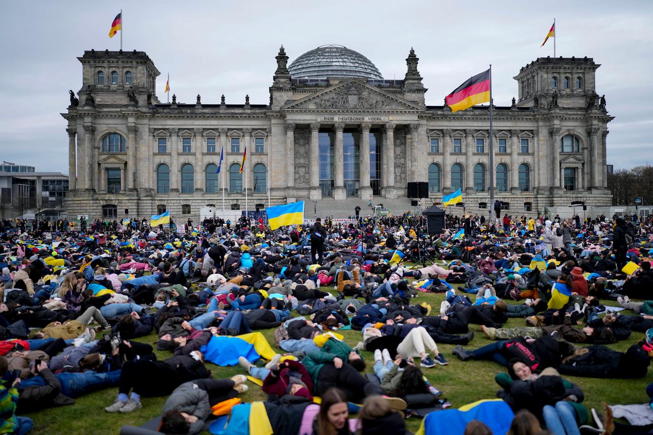 Demonstrierende vor dem Reichstagsgebäude liegen auf dem Boden, um an die getöteten Menschen durch Russlands Angriffskrieg gegen die Ukraine zu erinnern. Demonstrierende vor dem Reichstagsgebäude liegen auf dem Boden, um an die getöteten Menschen durch Russlands Angriffskrieg gegen die Ukraine zu erinnern.