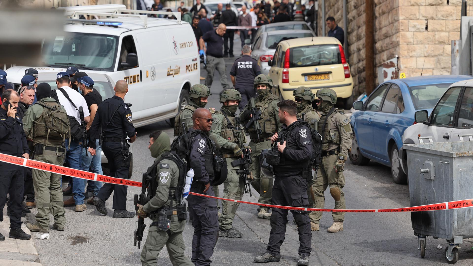 Sicherheitskräfte am Ort eines Anschlags in Ost-Jerusalem Sicherheitskräfte am Ort eines Anschlags in Ost-Jerusalem