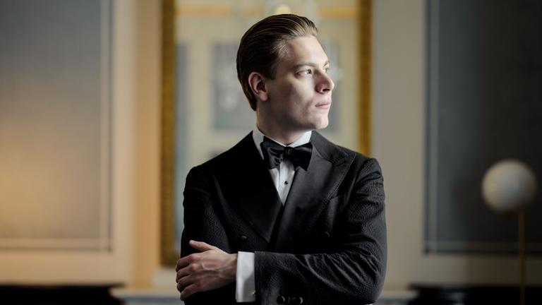 Begann seine Karriere als Cellist, macht dann als Dirigent auf sich aufmerksam: der Finne Klaus Mäkelä. Seit 2021 leitet der das Orchestre de Paris, seit 2020 die Osloer Philharmoniker.