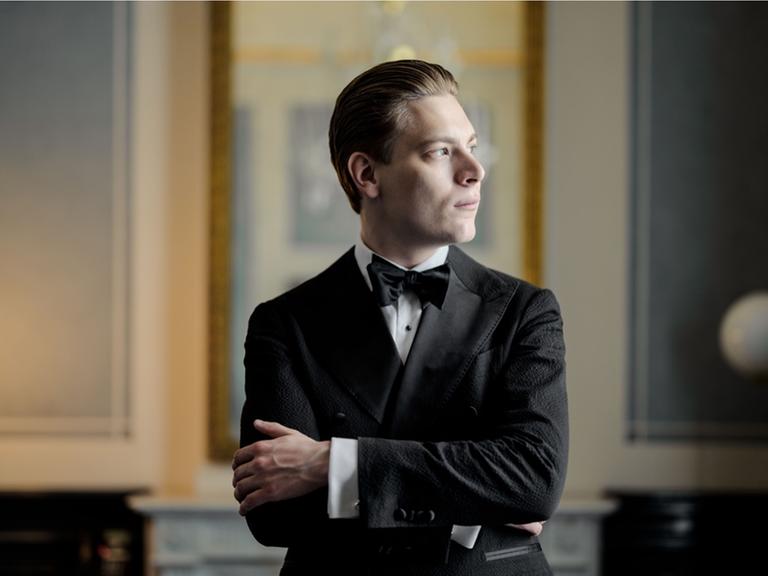Begann seine Karriere als Cellist, macht dann als Dirigent auf sich aufmerksam: der Finne Klaus Mäkelä. Seit 2021 leitet der das Orchestre de Paris, seit 2020 die Osloer Philharmoniker.