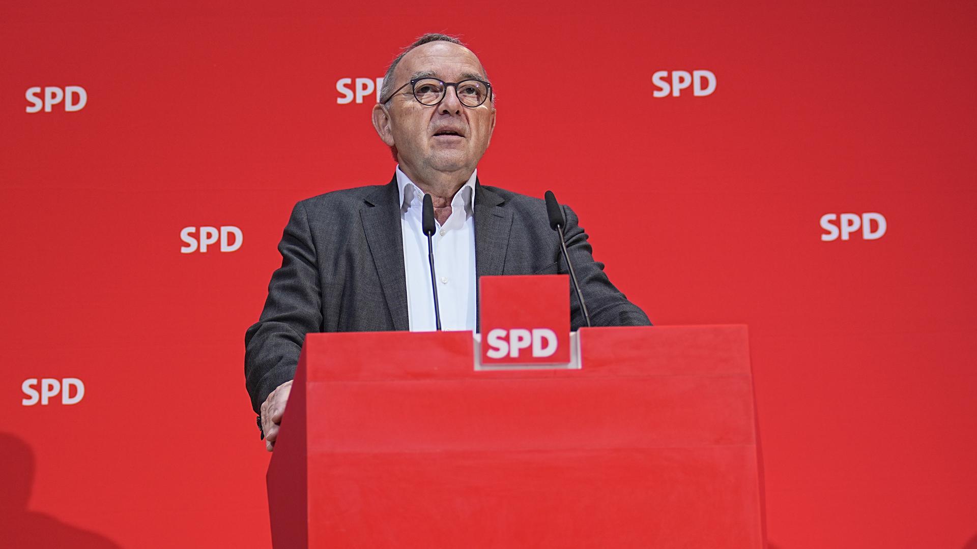 Der SPD-Co-Bundesvorsitzende Norbert Walter-Borjans vor einer roten Wand mit dem Logo der SPD Der SPD-Co-Bundesvorsitzende Norbert Walter-Borjans vor einer roten Wand mit dem Logo der SPD