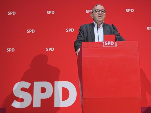 Der SPD-Co-Bundesvorsitzende Norbert Walter-Borjans vor einer roten Wand mit dem Logo der SPD