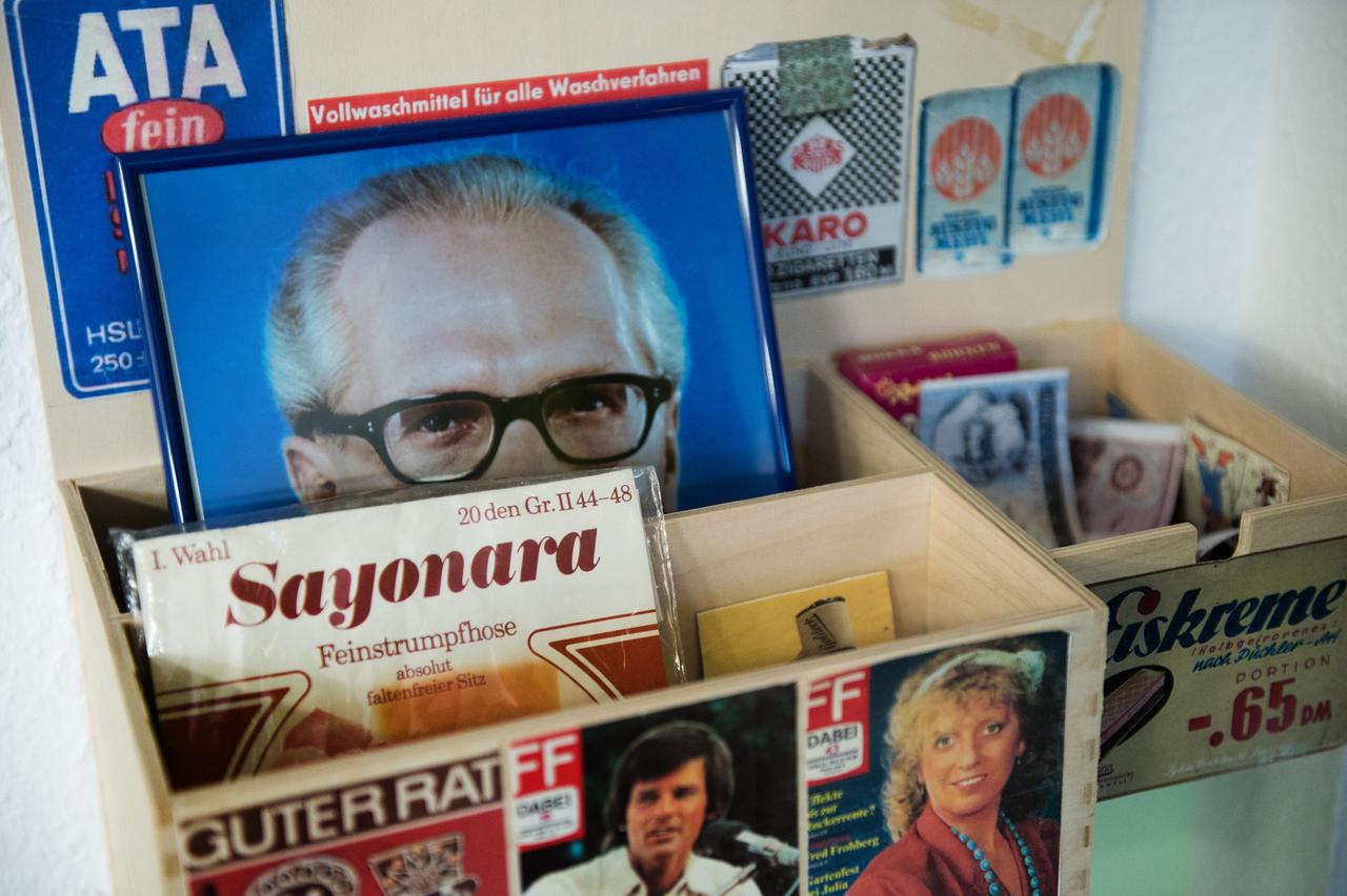 Produkte der ehemaligen DDR: In einer Holzkisten sind u.a. ein Porträt von Erich Honecker und eine Feindtrumpfhose der Marke "Sayonara" zu sehen.