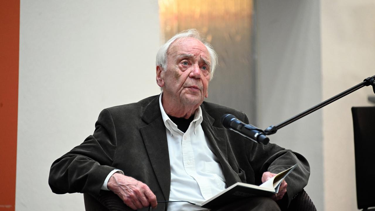 Der Schriftsteller Jürgen Becker auf dem Podium beim Empfang im Kölner Rathaus. Im Rahmen des Empfangs stellte Jürgen Becker, der am 10.07. dieses Jahr 90 Jahre alt wird, seine neuesten Werke vor.