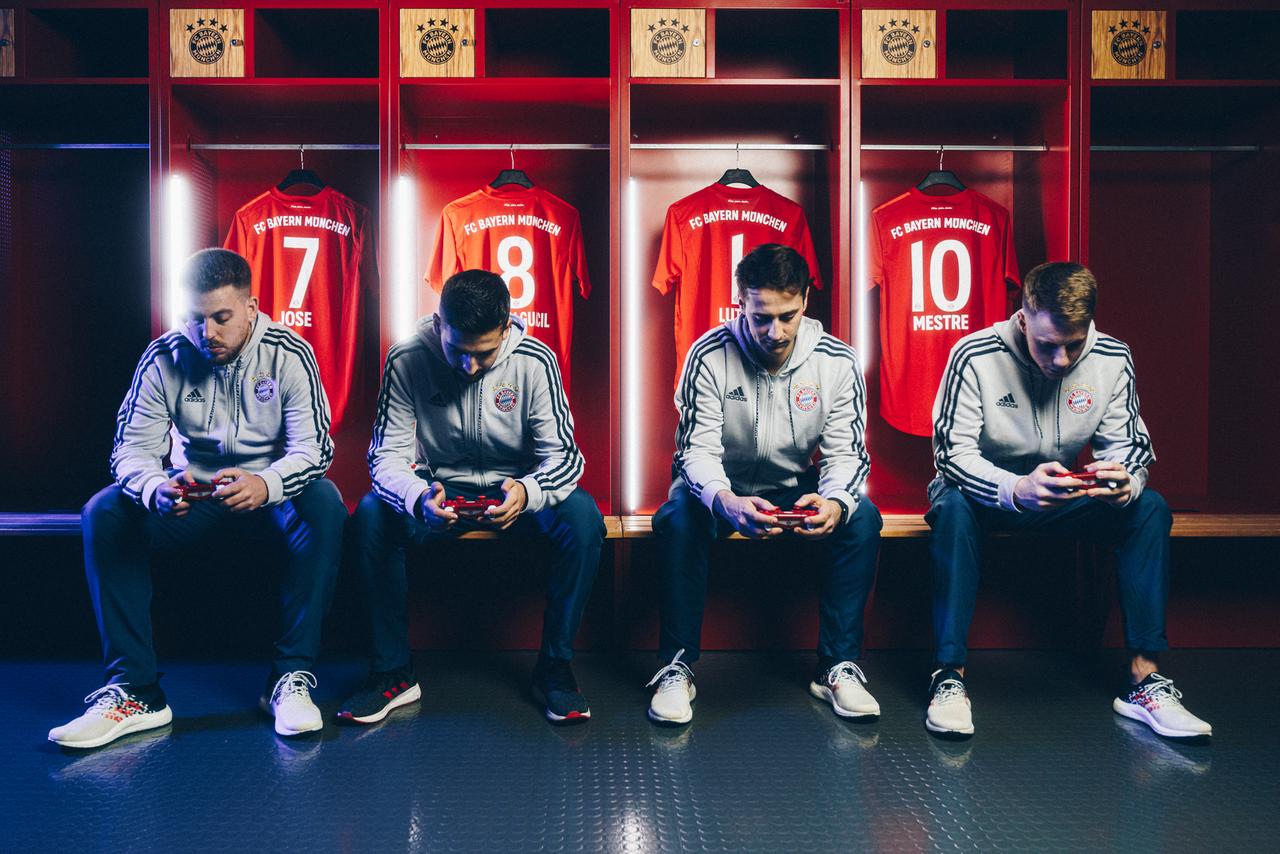Die Spieler der 2019 von Bayern München gegründeten eSports Mannschaft sitzen auf einer Bank in der Umkleide, im Hintergrund hängen ihre Spielertrikots. Die Spieler der 2019 von Bayern München gegründeten eSports Mannschaft sitzen auf einer Bank in der Umkleide, im Hintergrund hängen ihre Spielertrikots.