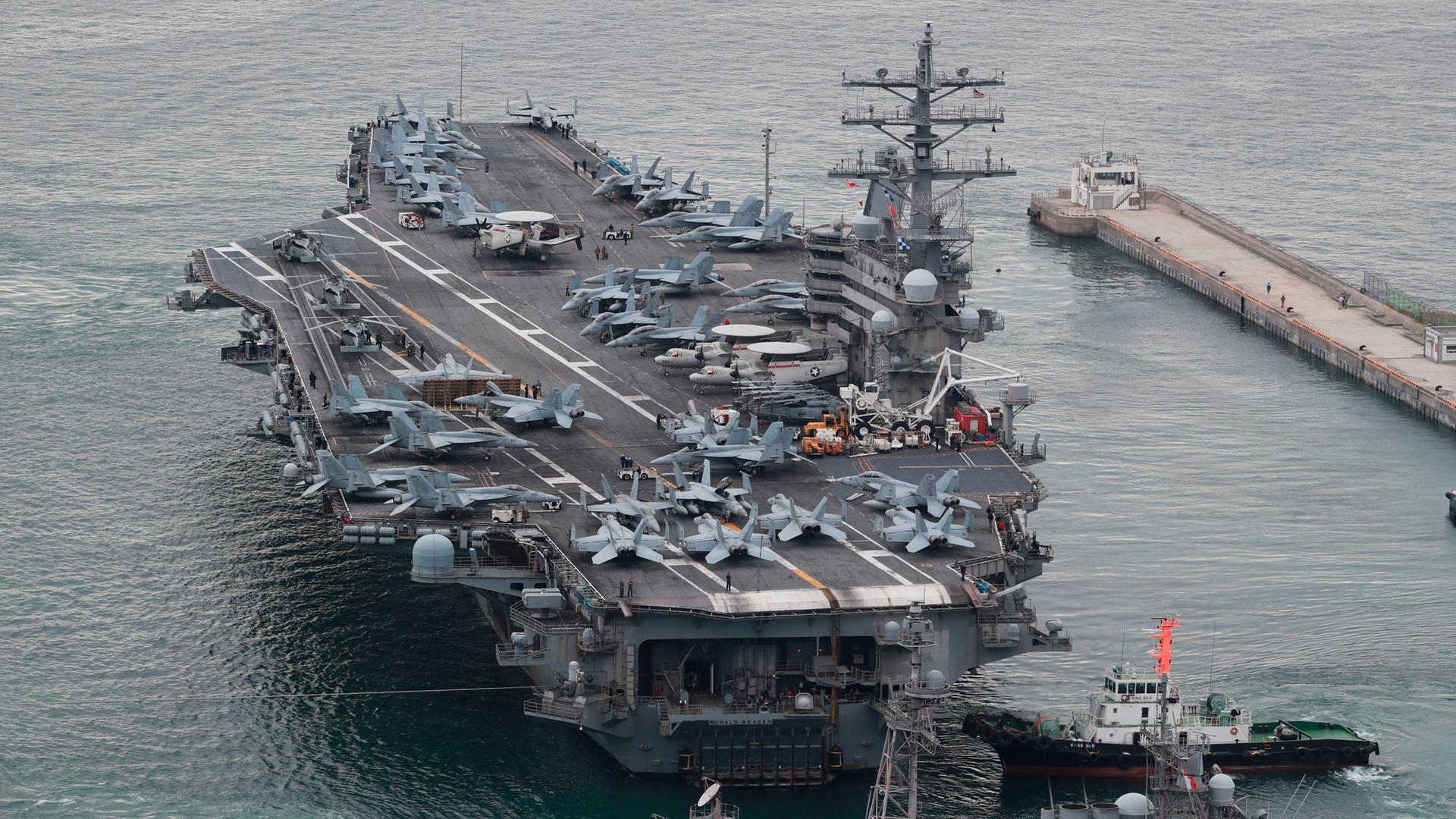 Zu sehen ist der US-Flugzeugträger USS Ronald Reagan im Hafen von Busan, Südkorea. Der Flugzeugträger nimmt gemeinsam mit südkoreanischen Kriegsschiffen vor der Ostküste der koreanischen Halbinsel an einer Marineübungen der USA und Südkoreas teil.
