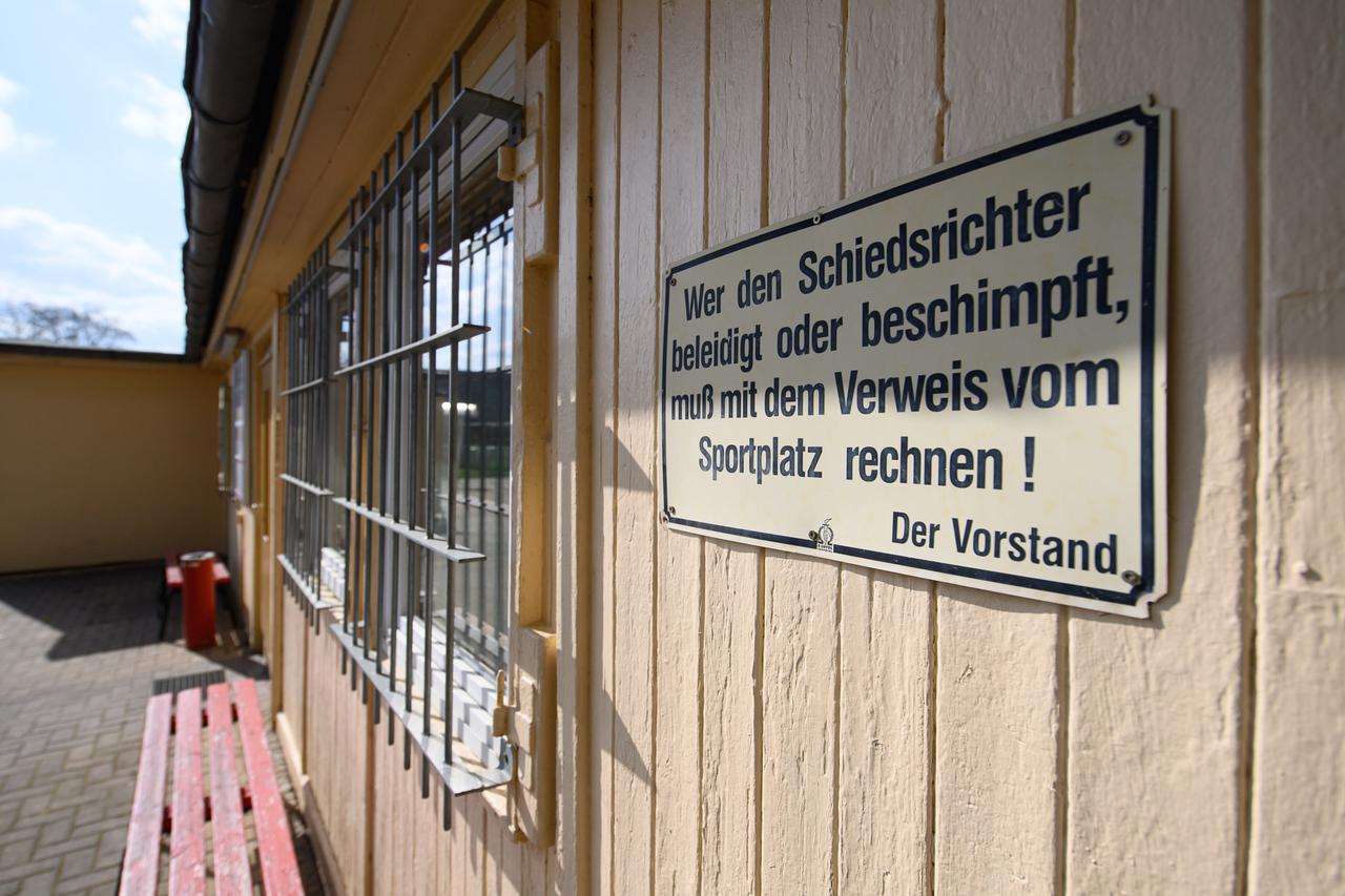 Ein Schild "Wer den Schiedsrichter beleidigt oder beschimpft, muß mit dem Verweis vom Sportplatz rechnen! Der Vorstand" hängt am Funktionsgebäude der SG Motor Trachenberge am Sportplatz Aachener Straße. Ein Schild "Wer den Schiedsrichter beleidigt oder beschimpft, muß mit dem Verweis vom Sportplatz rechnen! Der Vorstand" hängt am Funktionsgebäude der SG Motor Trachenberge am Sportplatz Aachener Straße.